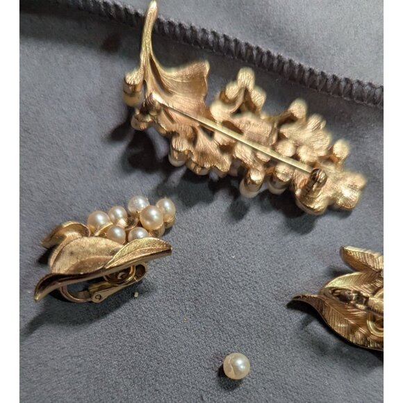 vintage Crown Trifari Gold-Tone Brooch Clip On Earrings Set Faux Pearls - Picture 5 of 9
